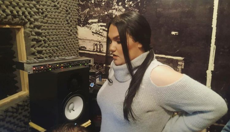 Апел на пејачката  Ивона Јовановиќ: Тинејџерите се напуштени и фрустрирани, велат  ќе се убијат бидејќи се дебели
