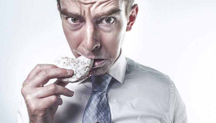 Неконтролирано јадете и ги саботирате сопствените напори за слабеење? Еве како да си помогнете